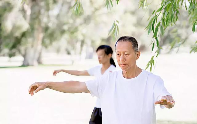 每天甩手3分鐘 上身經絡全疏通 肩背1天比1天輕鬆 還瘦手臂